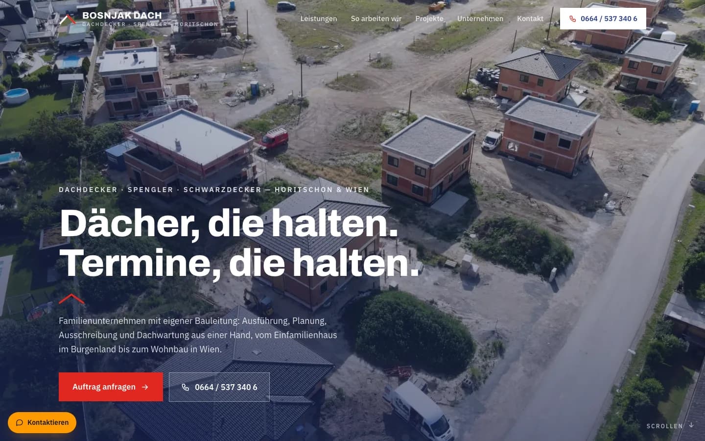 Neuer Website-Entwurf für Bosnjak Dach: Drohnenaufnahme einer Baustelle mit klarer Headline und Kontakt-Button
