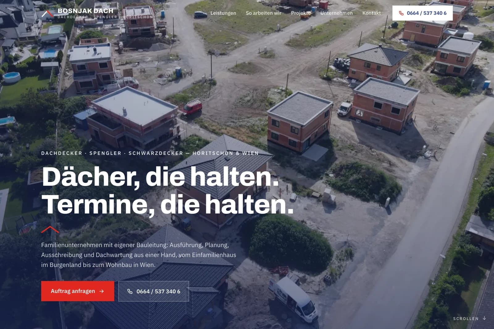 Website-Entwurf für eine Dachdeckerei: Drohnenaufnahme einer Baustelle mit Headline über Dächer und Termine